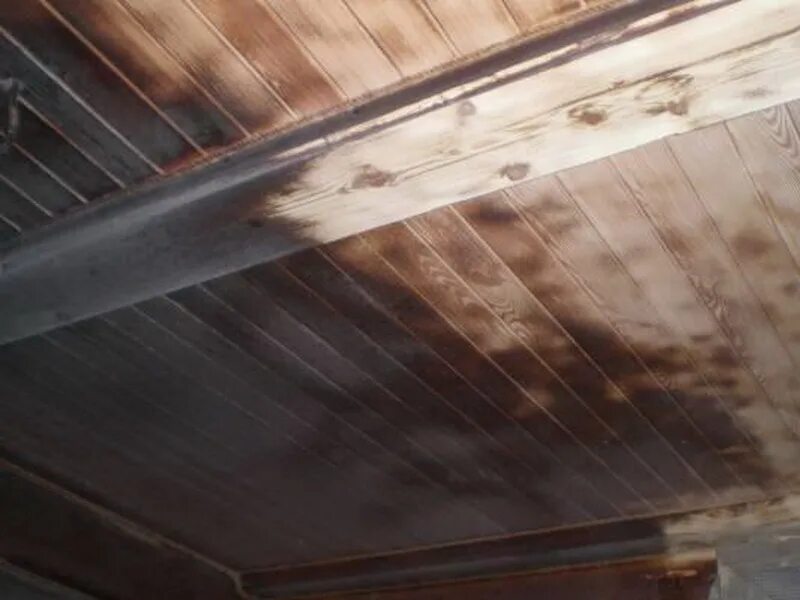 Потолок после пожара. Пескоструйная обработка дерева после пожара. Деревянный потолок в саже. Шлифовка вагонки в бане. Чем отмыть вагонку в бане