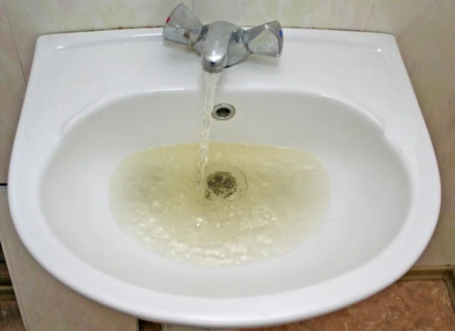Течет желтая вода из крана. Течет желтая вода. Течет желтая вода. Ржавая вода коричневая. Желтые воды.
