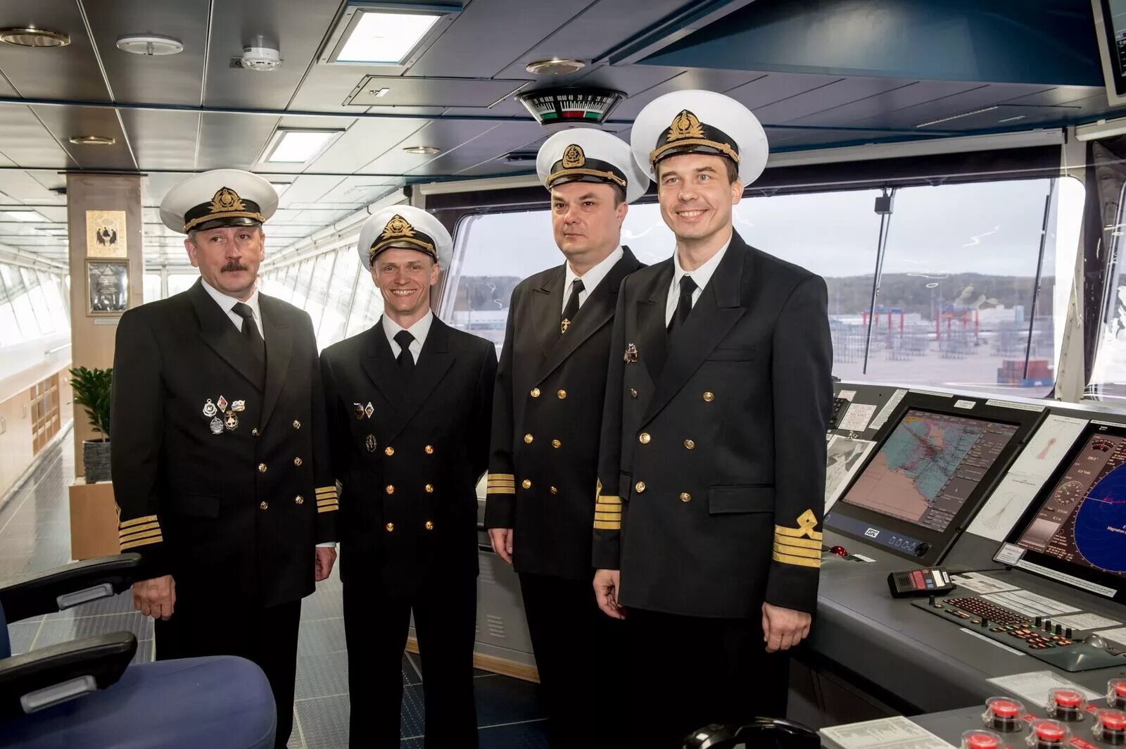 Ships crew. Совкомфлот форма. Капитан ледокола Арктика. Форма капитана корабля.