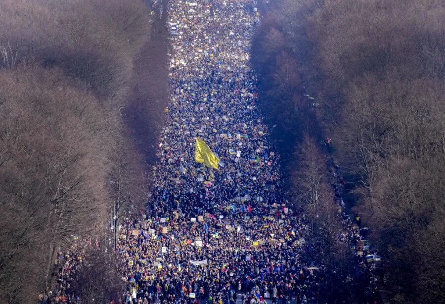 Люди поддержавшие украину. Антивоенный митинг в Берлине. Митинг за Украину в Берлине. Митинг в Берлине против войны на Украине. Украина люди.