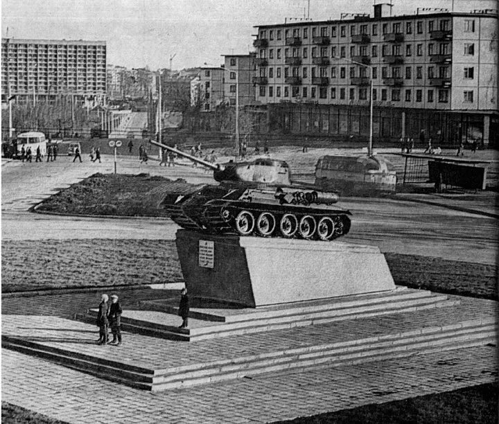 Танковая минск. Памятники т34 в Могилёве. Площадь Победы Могилев. Т-34 Могилев. Псков площадь Победы танк.