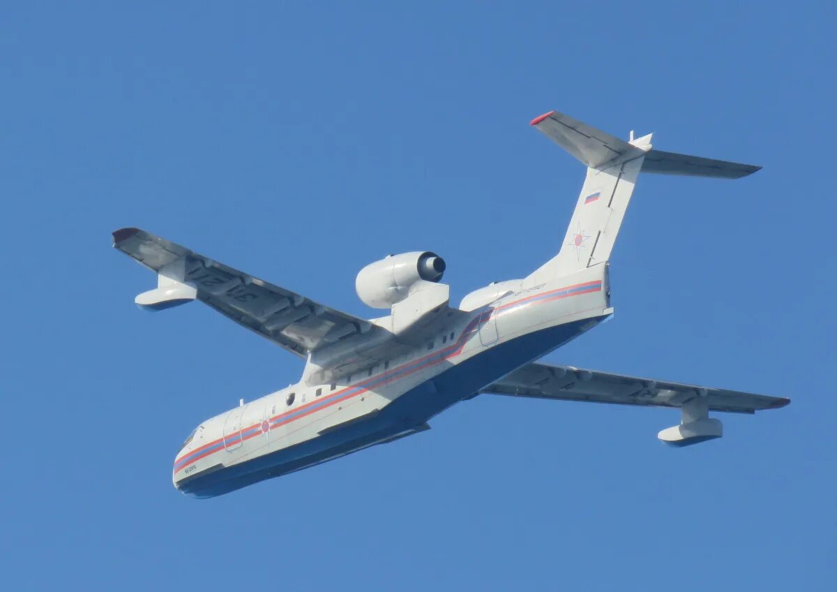 Ra-76840. Самолет-амфибия бе-200. Самолет бе 200 ил 76. Самолет бе-200 мчс. Самолет мчс россии бе 200.