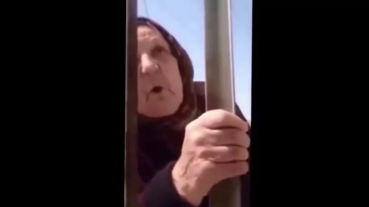 Бабушка батоны ахуительные. Бабка батон. Бабушка батоны ахуительные. Старушка в парке кормит голубей. Бабка батоны по 23 рубля.