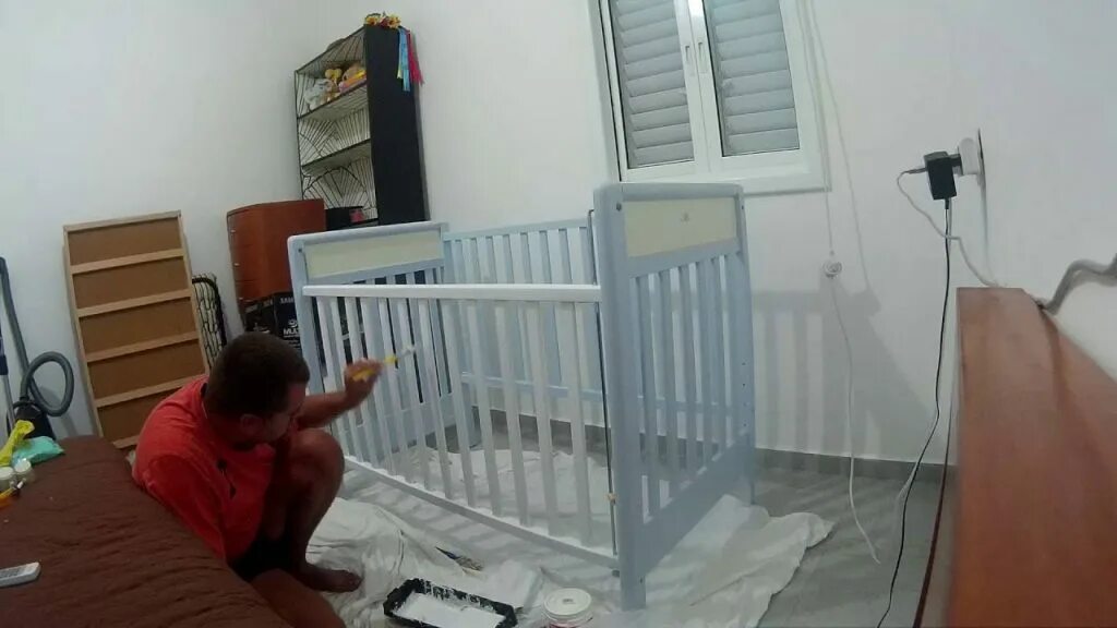 серая детская кроватка для новорожденных. чем покрасить детскую кроватку. перекраска детской кроватки.