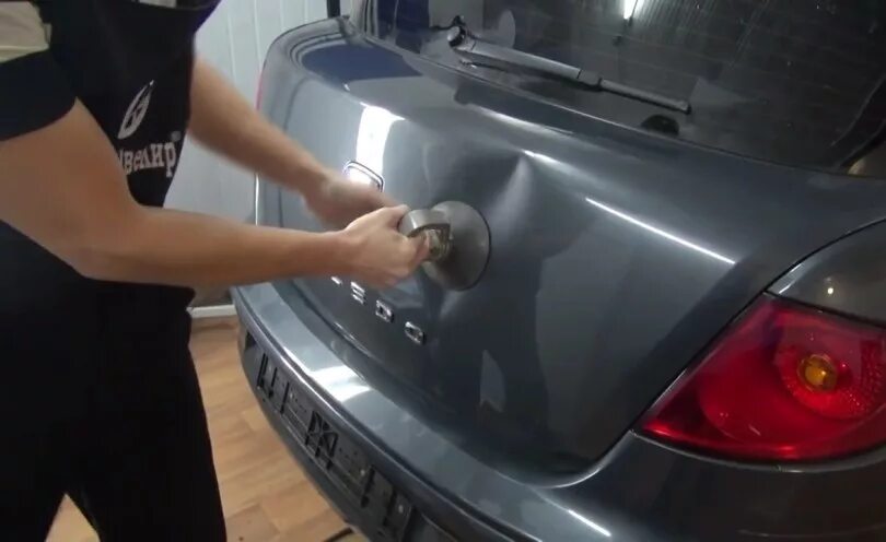 Выравнивание вмятин авто. Pdr вмятины. Вантуз для выпрямления вмятин на машине. Выравнивание вмятин авто. Выравнивание вмятин на автомобиле.