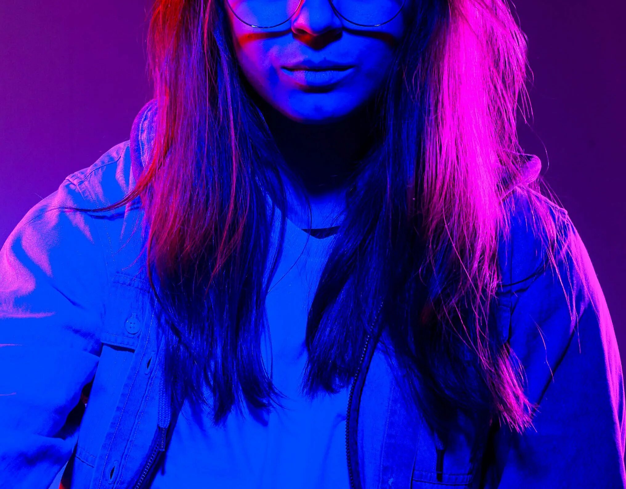Синефирлетовые волосы. Фиолетовые волосы. Розовый человек. Синий и розовый человек. Фиолетовое окрашивание волос.