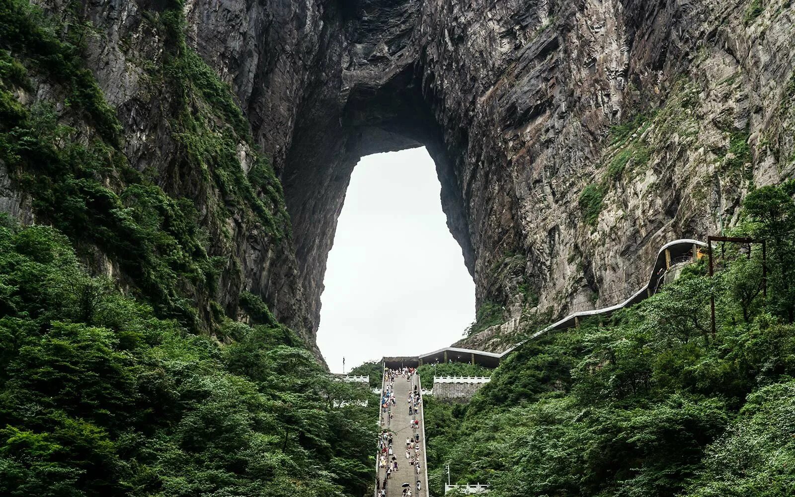 Небесная арка. Китай гора Тяньмэнь небесные врата. Пещера небесные врата гора Тяньмэнь. Национальный парк горы Тяньмэнь («небесные врата»). Арка «небесные врата», Тяньмэнь, Китай..