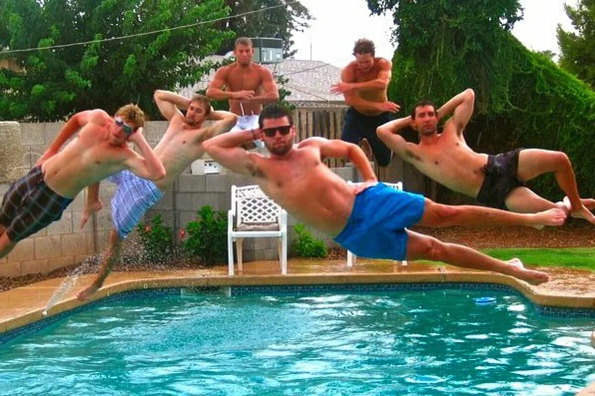 Ютуб приколы. Жирный бежит. Смешной парень видео. Парень прыгает в бассейн. Мужик танцует под песню.