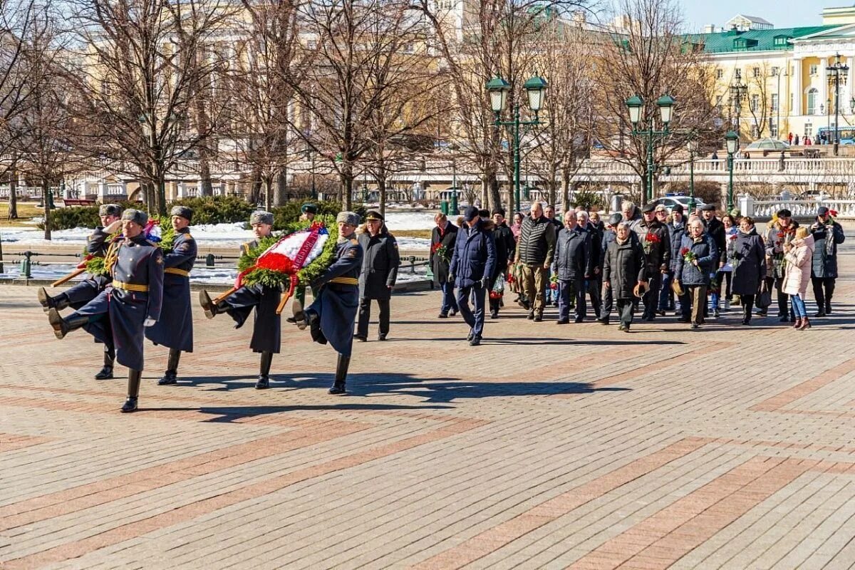 Школа 18 севастополь. Возложение венков на Малаховом Кургане. Севастополь возложение венков 31.07.2023. Возложение цветов к памятнику. Возложение венков к мемориалу.