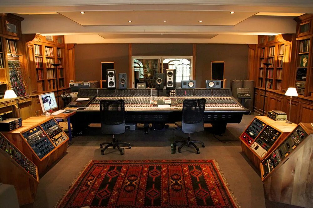 Sounds rooms. Студия «la fabrique» Rammstein. David Studio студия звукозаписи. Студия звукозаписи Раммштайн. Комната для озвучки.