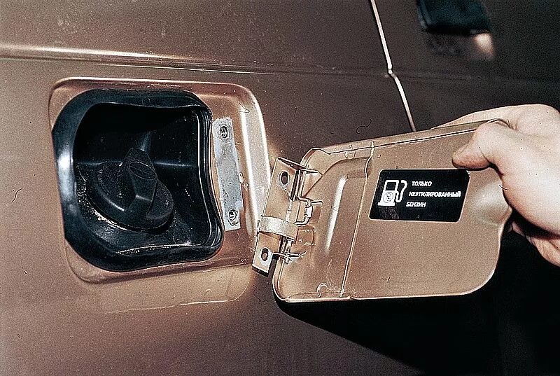 Форд фокус люк бензобака. Крышка бензобака уаз патриот 2013. Люк бензобака рено сандеро. Бензобак renault logan люк. Открытая дверца бензобака.