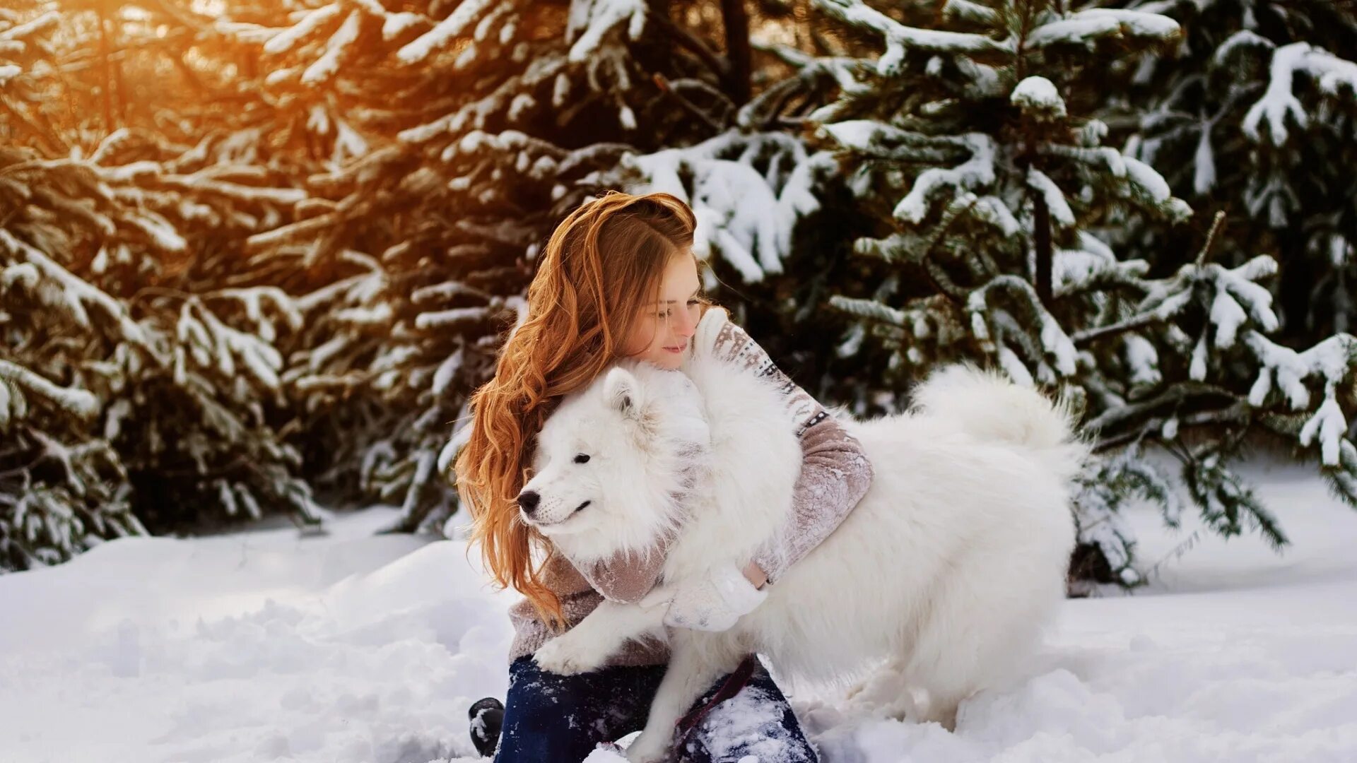 Девушка с собакой зимой. Самоед. Девушка в шубке. Сибирский хаски с человеком. Девушка с собакой зимой.