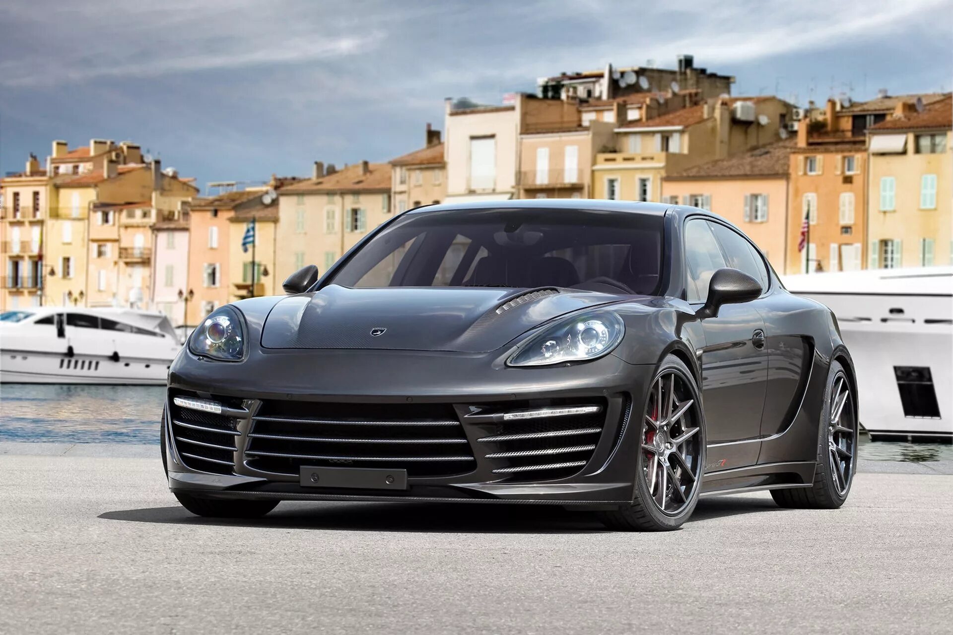 Машина porsche 911. За рулем порше кайен. Подарили порше. Porsche cayenne 2020 с бантом. Парень рядом с порше.