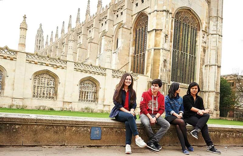 Какую игру придумали студенты кембриджа. Какую игру придумали студенты кембриджа. Лиз кембридж. Оксфордский университет в англии. Университеты оксфорда и кембриджа в англии.