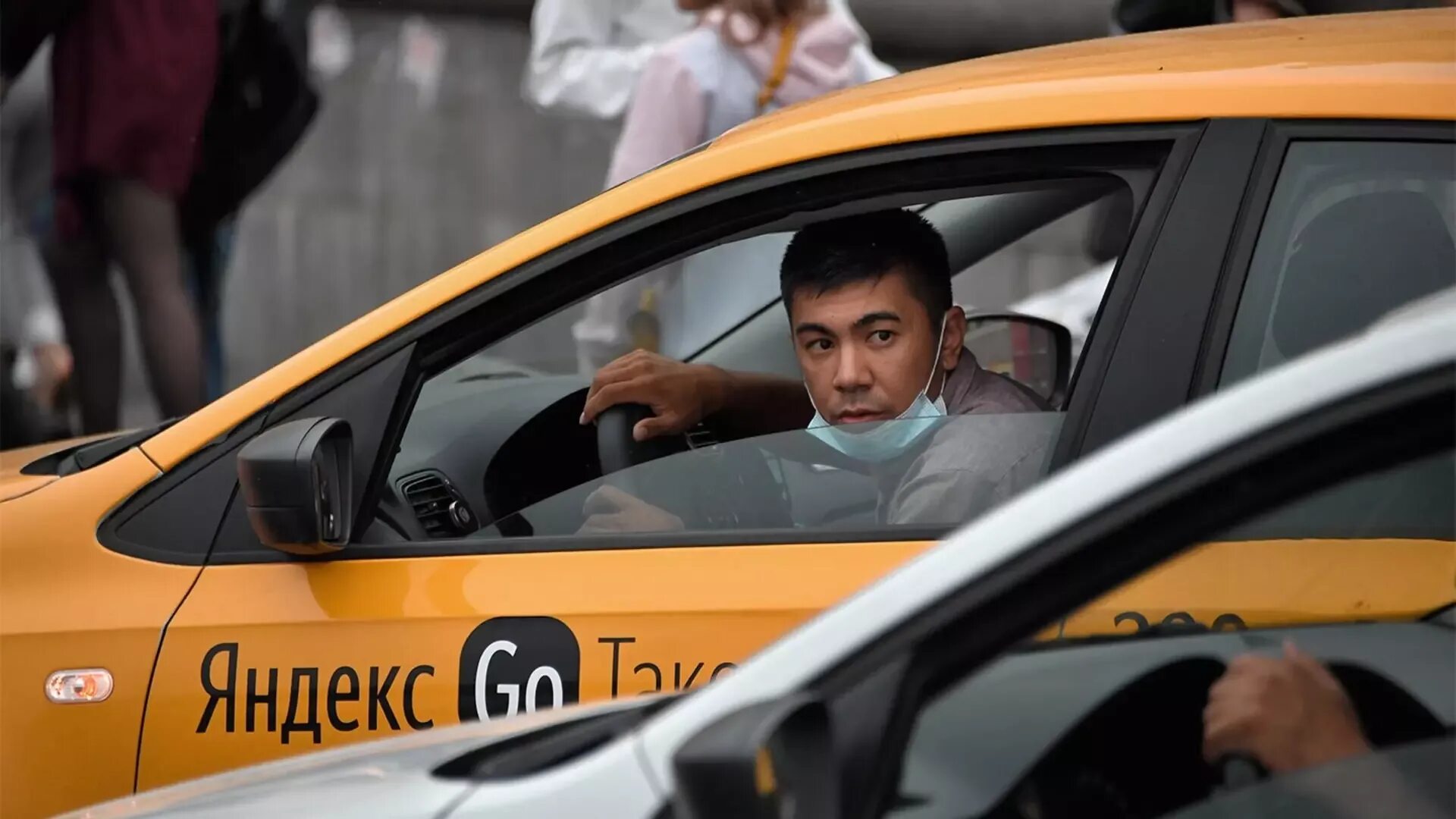 Таксист внутрь. Мигранты в такси. таксист мигрант. мигранты в такси в москве. водитель такси.