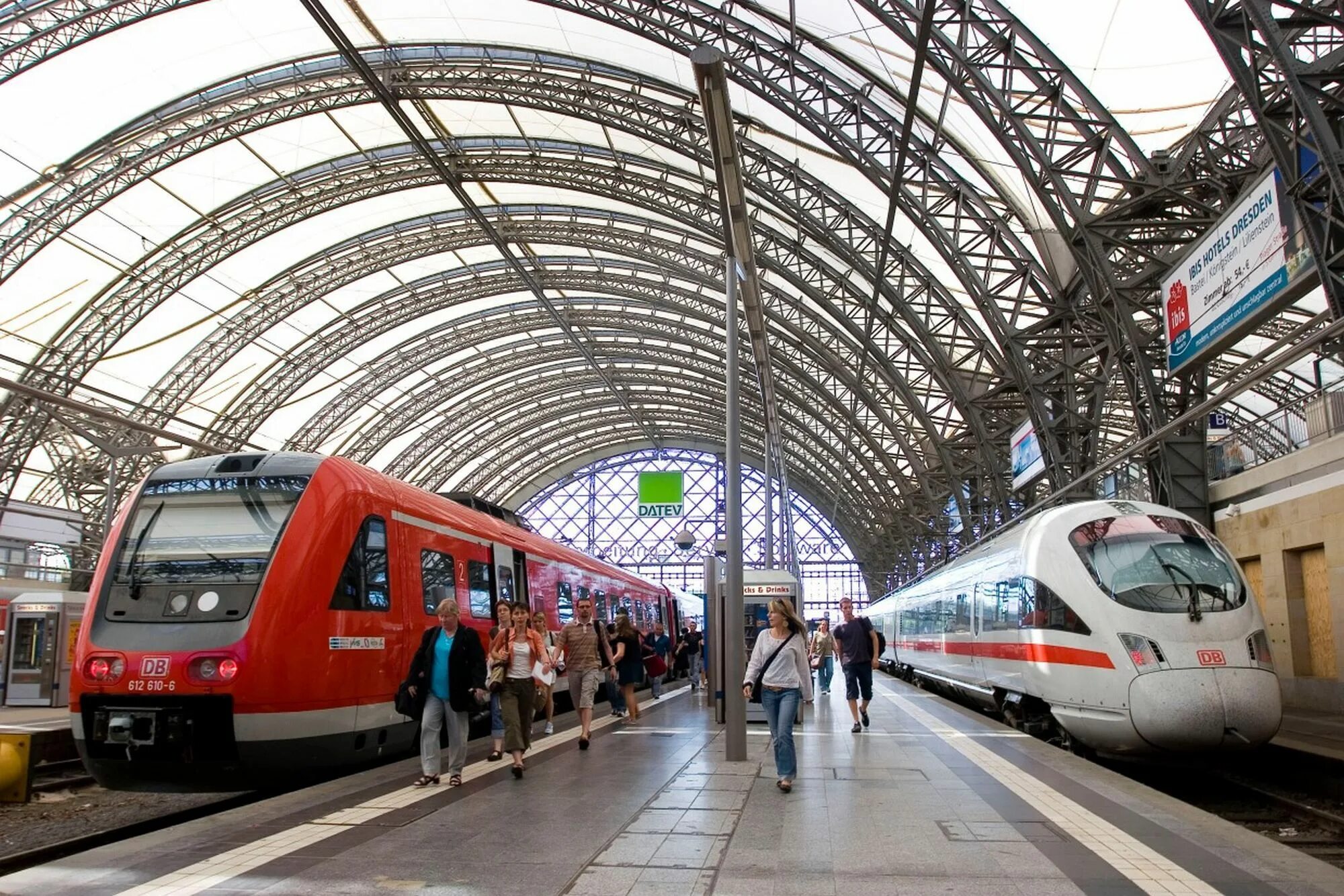 Городской транспорт вокзал. Транспорт Германии. Поезда Германии. Железная дорога в Германии. Железнодорожный транспорт Германии.