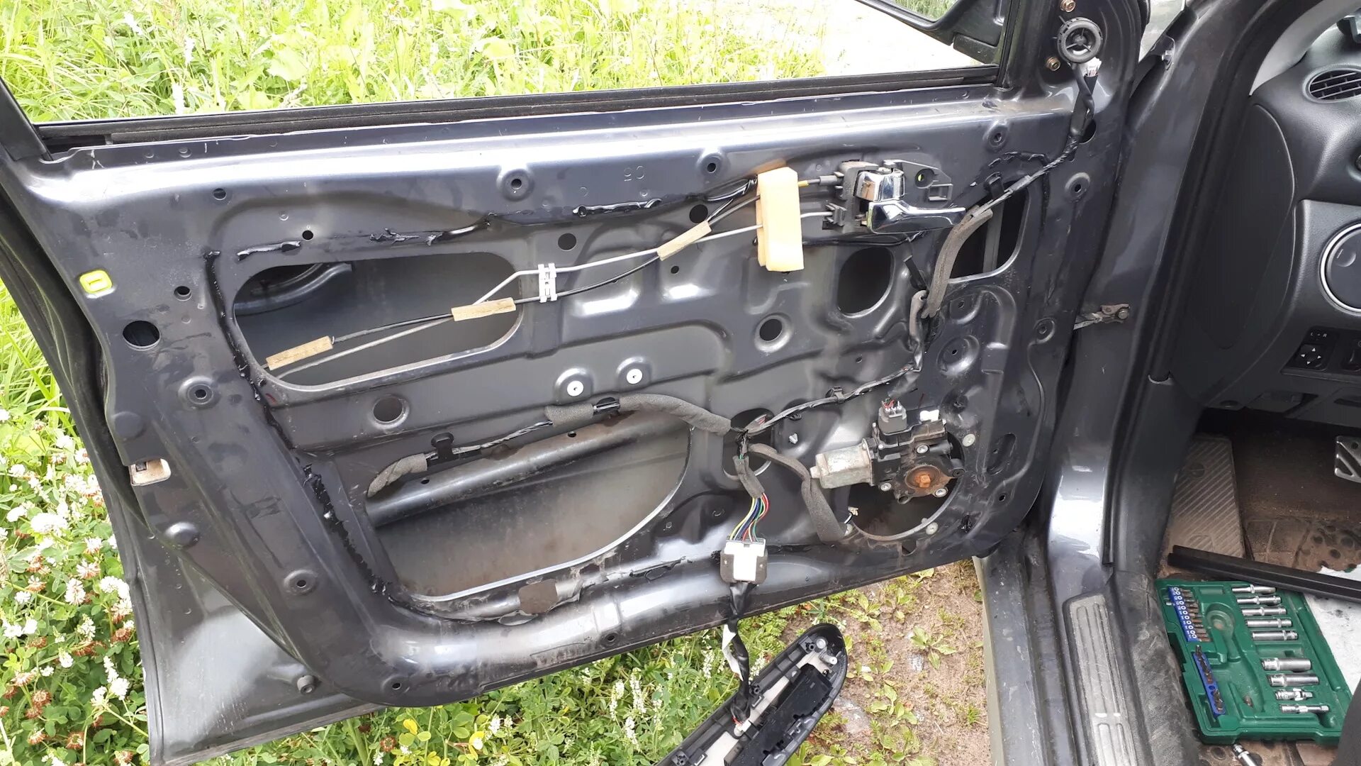 Двери аутлендер 1. Стеклоподъемник mitsubishi outlander. механизм стеклоподъемника задней двери мицубиси л200. электростеклоподъемник передней двери mitsubishi. митсубиси л 200 2025 г стеклоподъемник водительской двери.