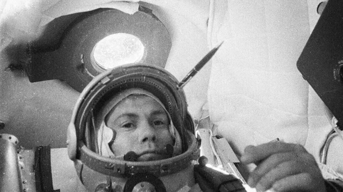 Запись первого полета в космос. Андриян Николаев космонавт полет в космос.