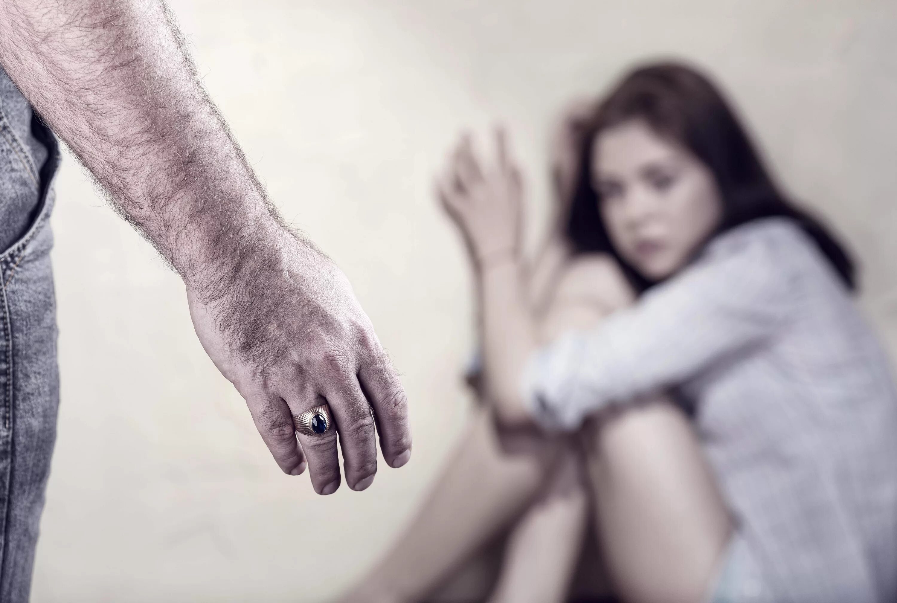 Отчим принуждает дочь. Насилие над несовершеннолетними. Домашнее насилие несовершеннолетних. Насилие над малолетними. Девушка домашнее насилие.