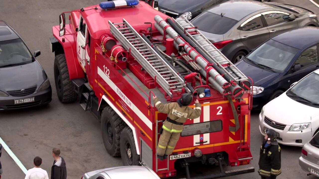 Пожарная техника. Пожарная машина на пожаре. Пожарная машина во дворе. Пожарная машина сверху. Выезд пожарного автомобиля