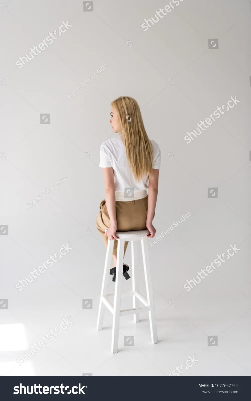Человек на стуле. Дещина в платле на стуле. Фотосессия на стуле со спинкой. Девушка сидит на стуле спиной. Стуле спиной девушка.