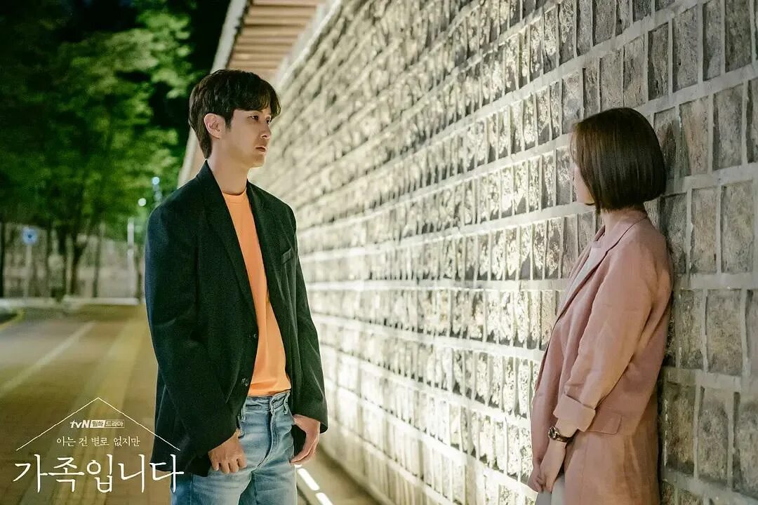 похититель фотоаппаратов. похититель фотоаппаратов. мужчина фотографирует. дорама путь любви городской пары: мой милый похититель фотоаппаратов. фотоаппарат на природе.