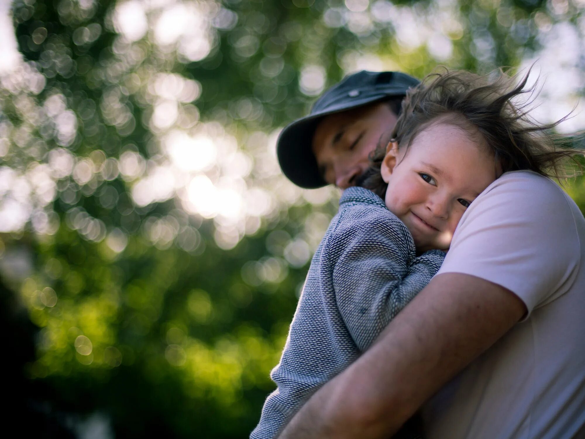 Дети разных рас. Siblings hugging. День объятий фото. Kids hug. Kids hug.