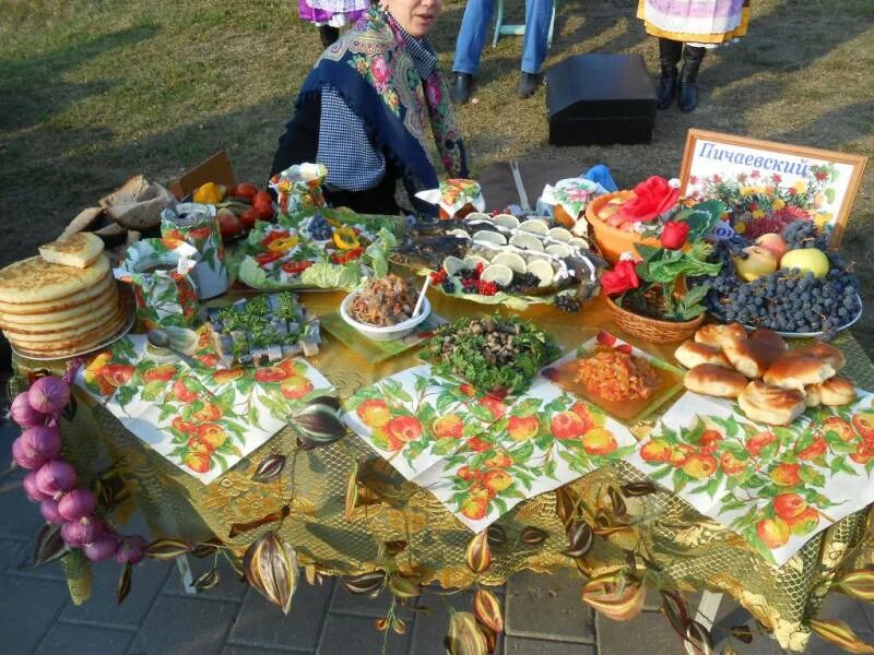 Украшение стола на ярмарку. Ярмарка украшений. Стол для ярмарки. Стол на ярмарку в школе. Как украсить стол на ярмарку