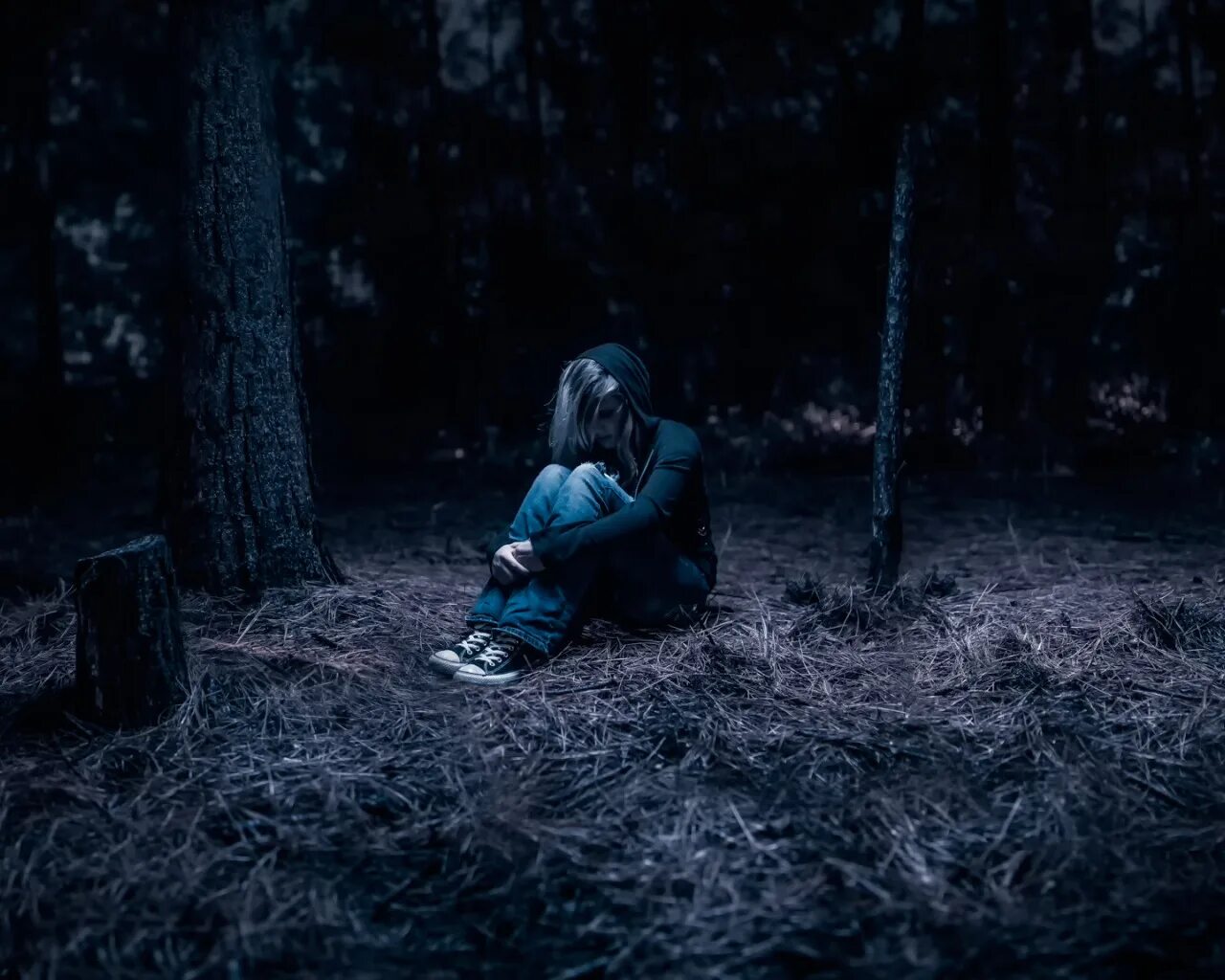 Девушка ночью в лесу. Парень в джунглях. Lost in the forest. Lost in the forest. Lost in the forest.