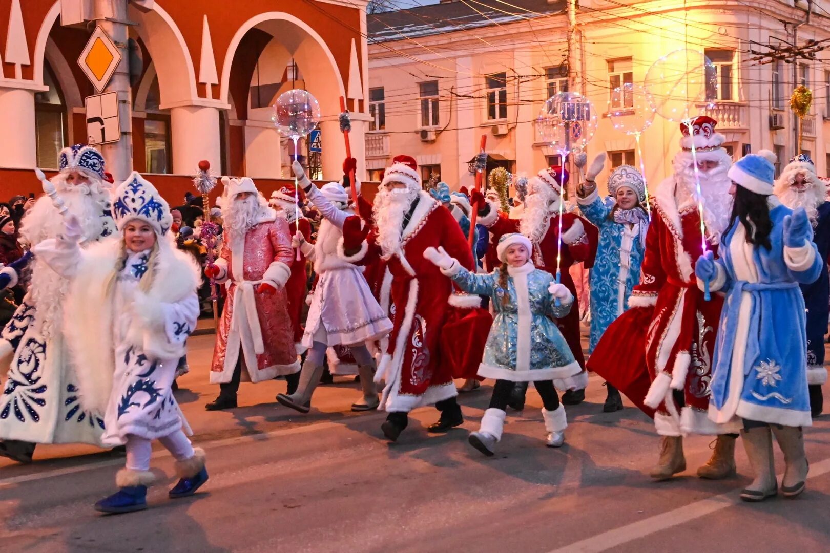 Новогодняя Калуга парад дедов Морозов. Калуга Новогодняя столица 2021. Калуга Новогодняя столица 2020. Парад дедов Морозов 2021. Столица нового года россии