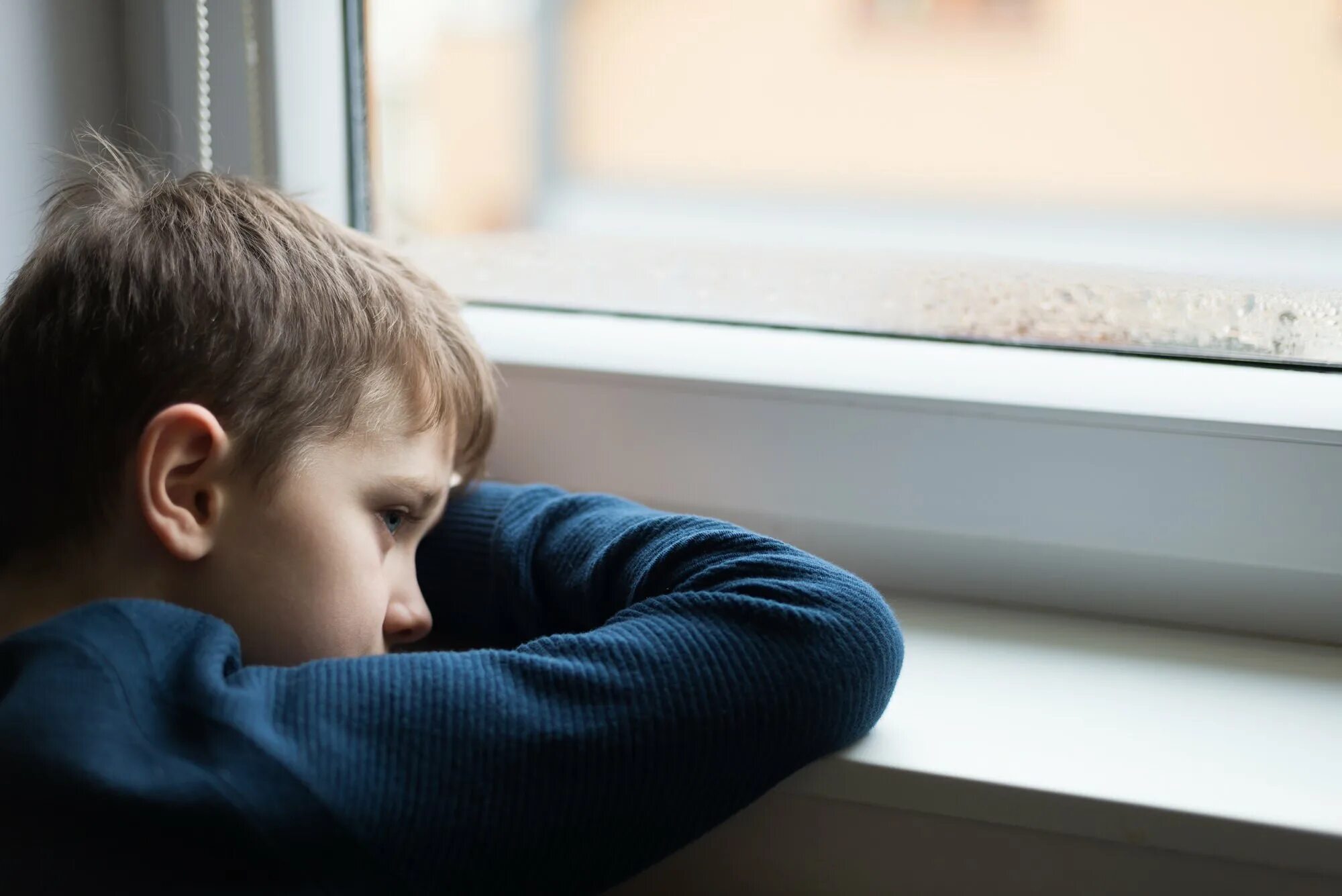 Sad kid. Детский дом подростки. Депрессия у детей. Грустный ребенок. Подросток у окна.