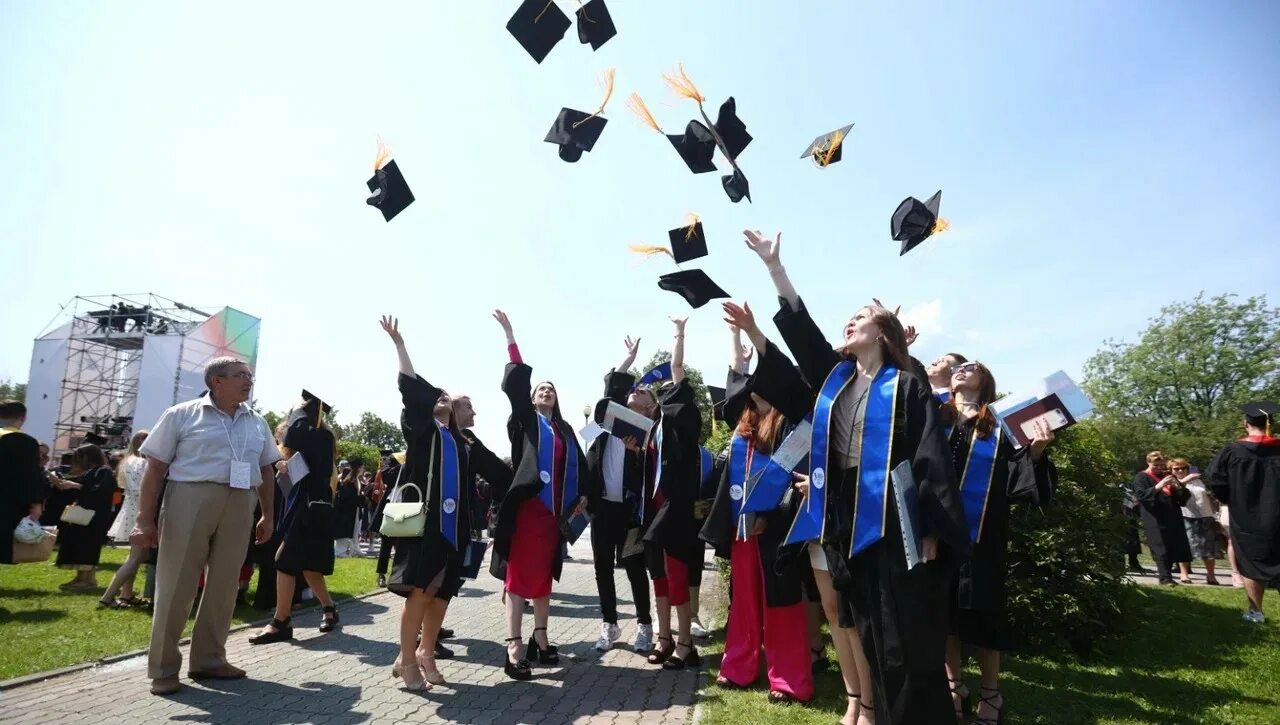 Урфу 2025. Выпускной урфу 2025. выпускной в университете. выпускники университета. мантия выпускника.
