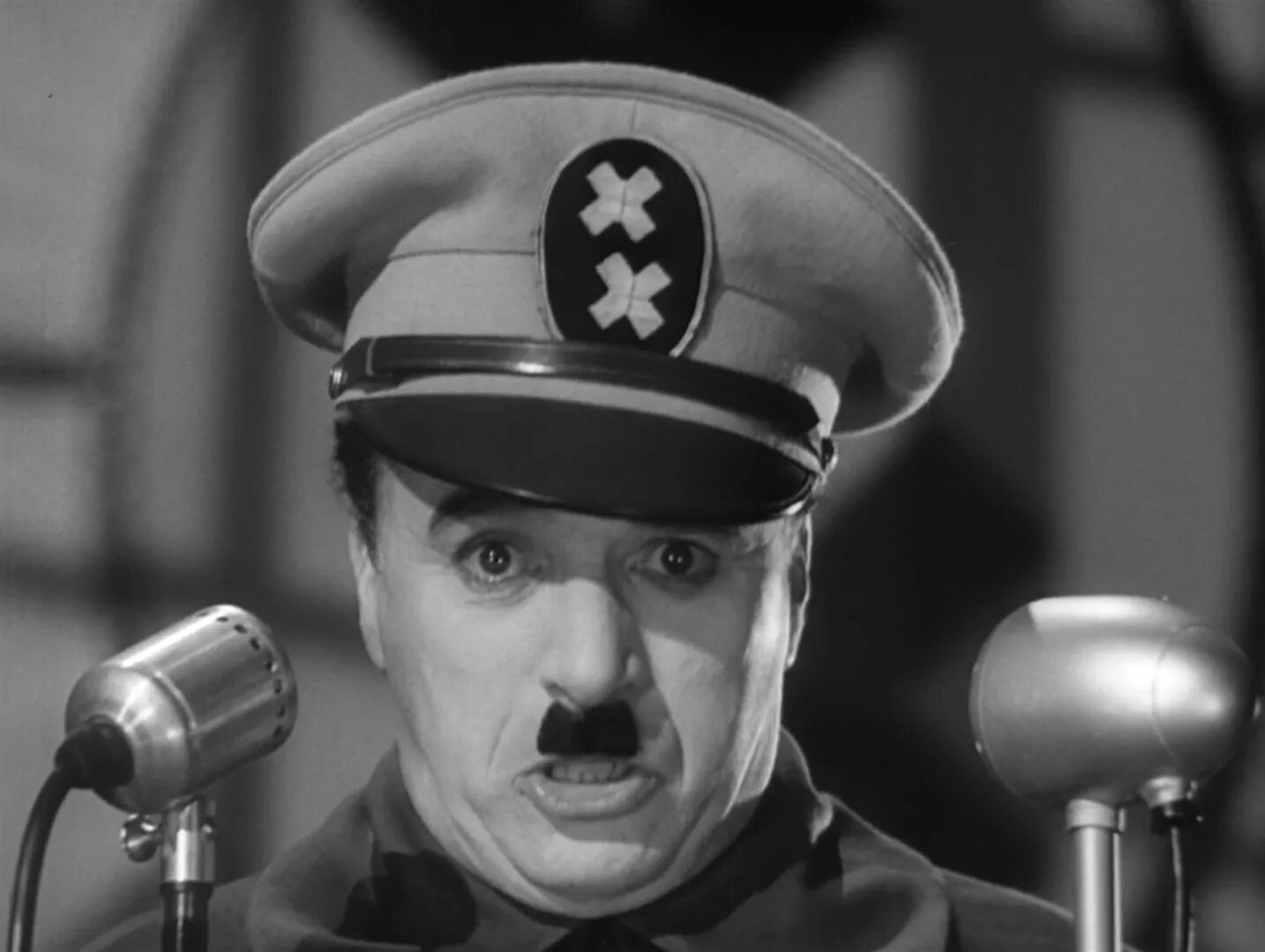 Читать великий диктатор 2. Чарли чаплин и адольф гитлер. Чарли чаплин в роли гитлера. Чаплин гитлер. Чарли чаплин гитлер.