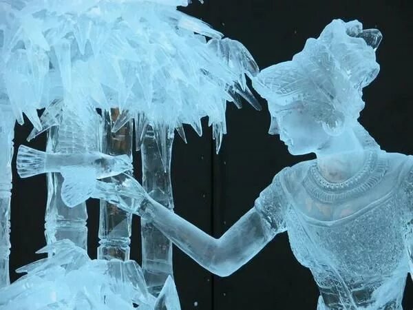 Ядом изо льда. Ледовая скульптура снежная королева. человек изо льда. ледяная скульптура человека. ледяная фигура человека.