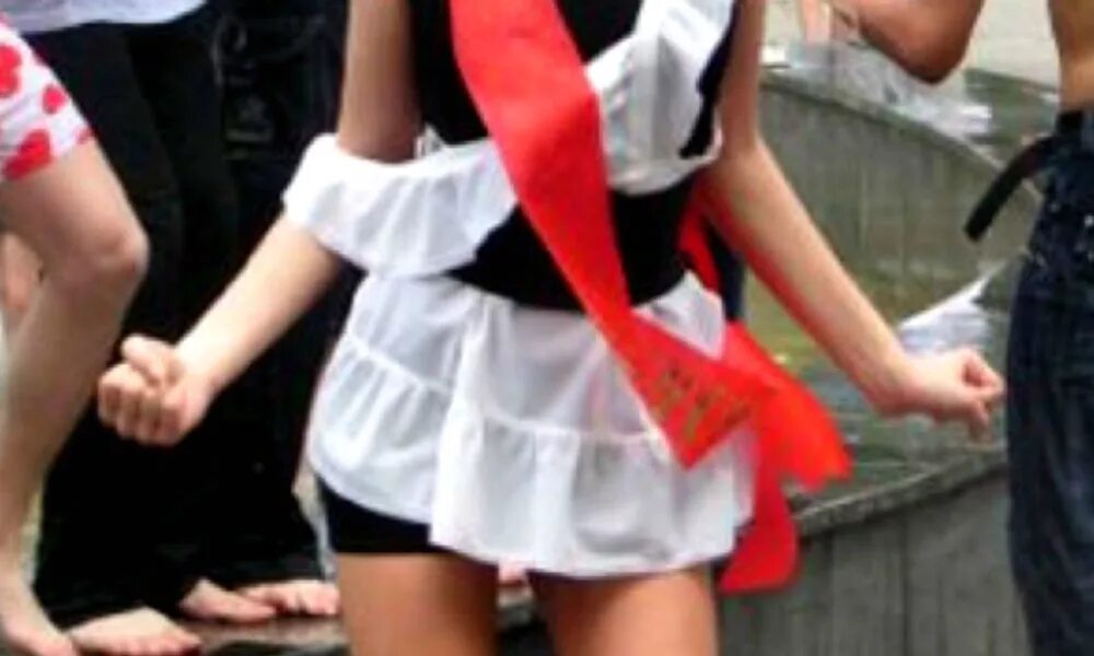 Брюки на последний звонок. Школьницы смотрят назад. Девочка на выпускном убивала. Школьники издевались над девочкой. Глупая школьница.