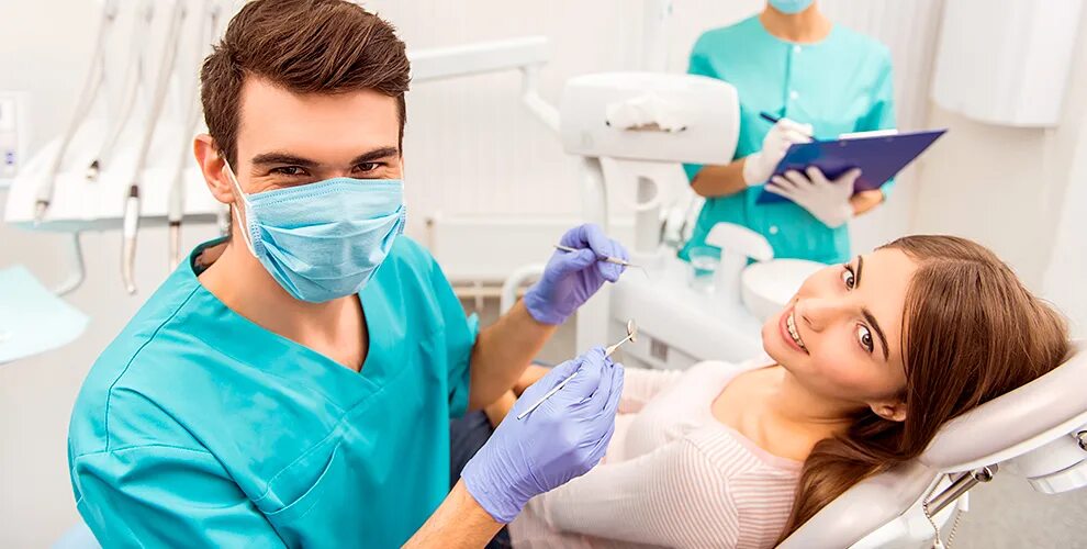 Стоматологический врач. Стоматология фотосессия. Молодой стоматолог. Услуги стоматологии. Стоматолог профессионал.