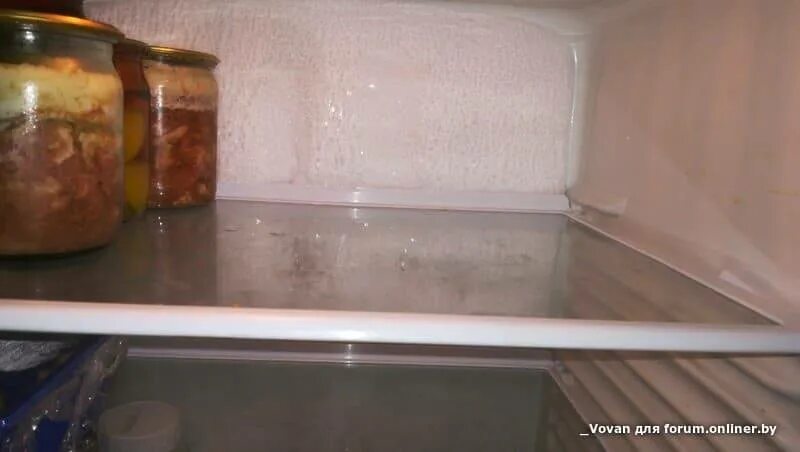 Почему в холодильнике образуется лед. Холодильник Атлант наледь. Намерзает холодильник Индезит. Наледь в холодильнике. Изморозь в холодильнике.
