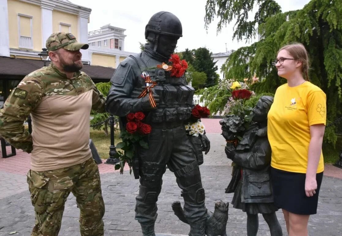 Вежливый солдат. Вежливые люди. Памятник вежливым людям в Крыму. Памятник вежливому солдату в Крыму. Памятник вежливым людям Симферополь.