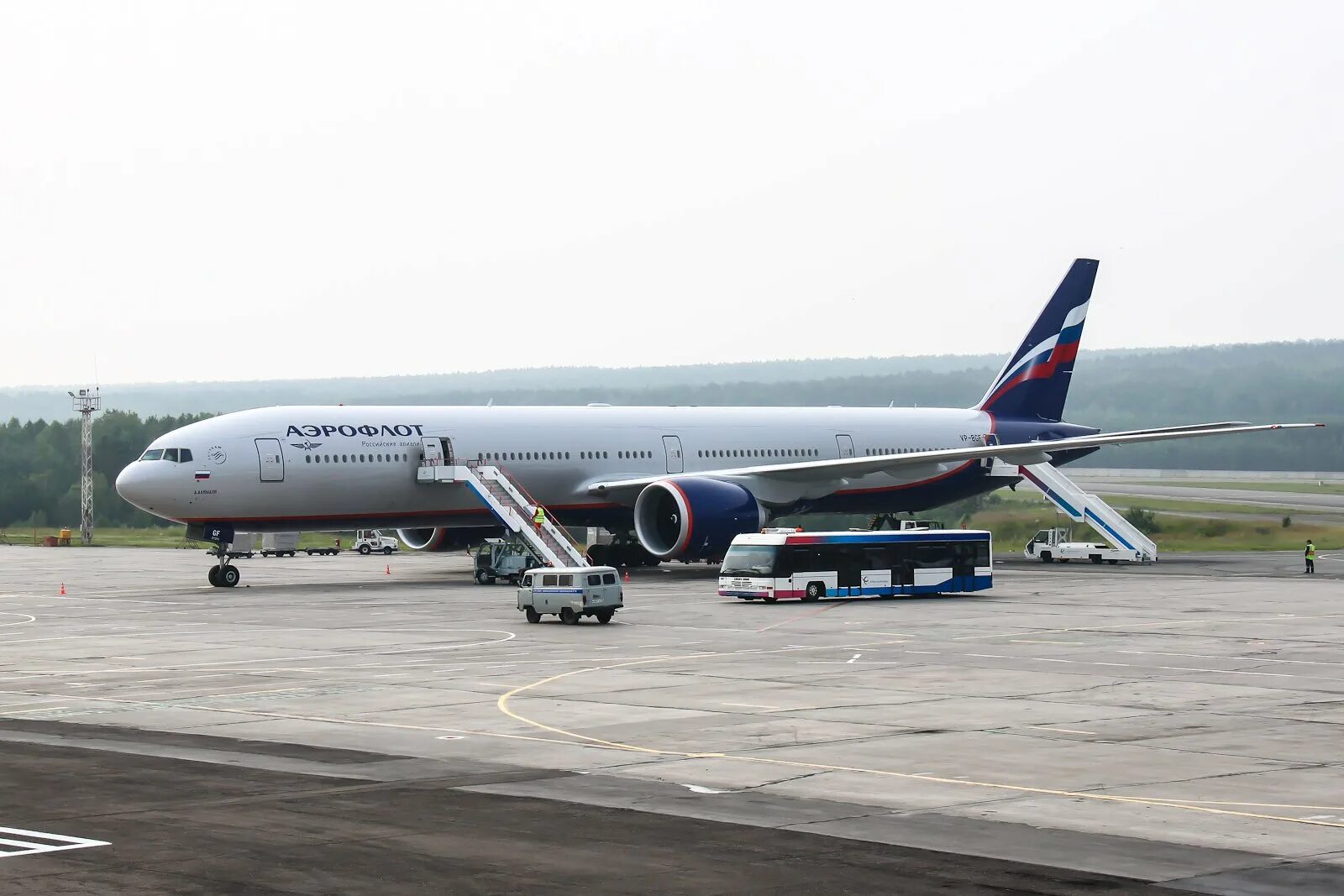 Aeroflot 777. Боинг 777 300 er Аэрофлот. Боинг 777 Аэрофлот. Самолёт Boeing 777-300er. Самолёт Боинг 777 Аэрофлот.