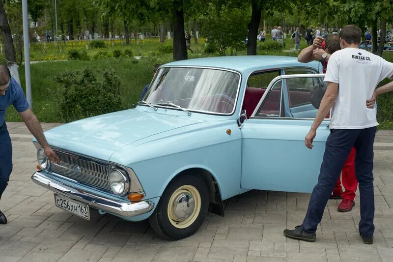 Демонстрация автомобиля. Папа купил автомобиль. Папа купил машину. Папа купил автомобиль костюмы.