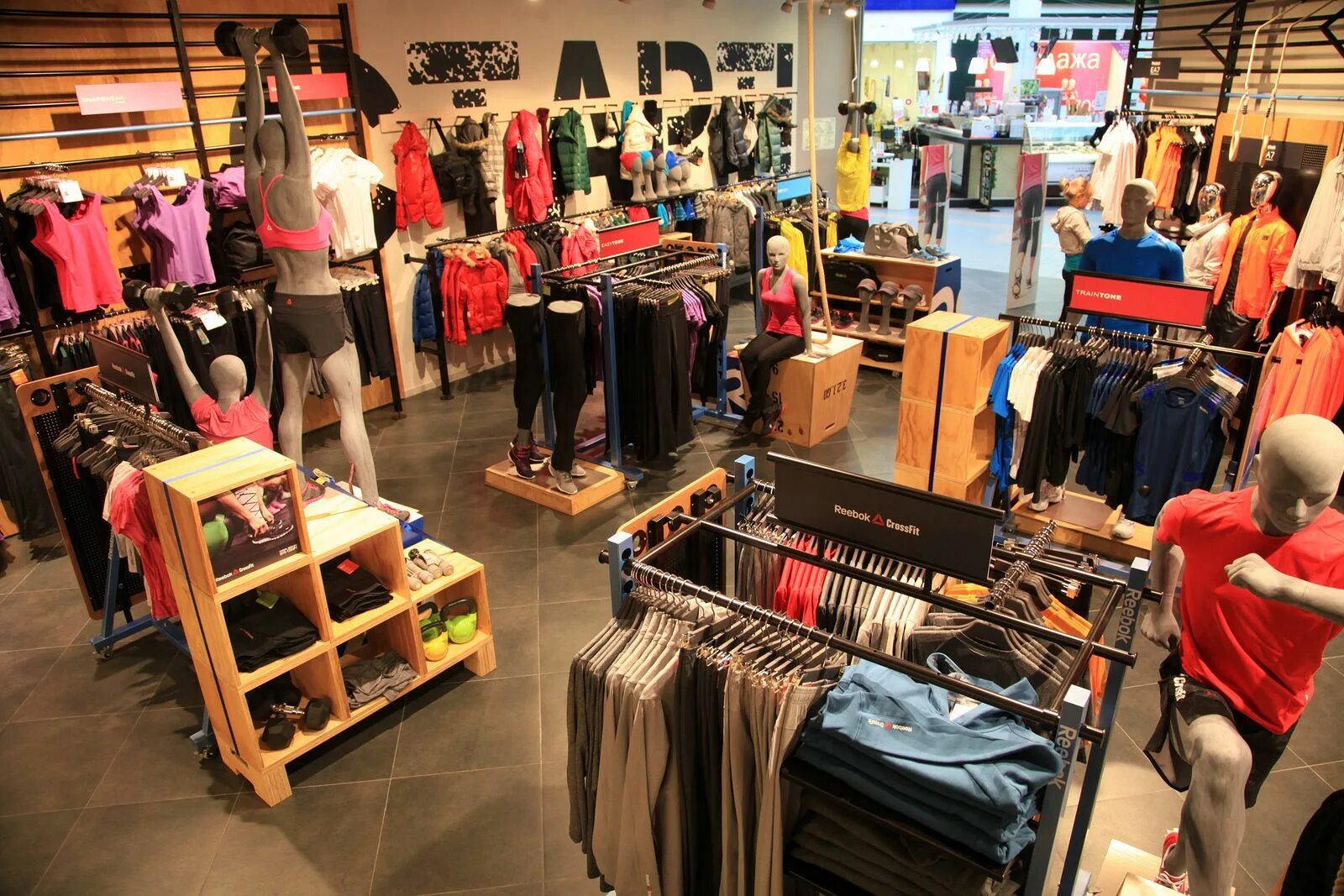 открытые магазины одежды и обуви. магазин женской обуви. открытые магазины одежды и обуви. дизайн магазина одежды. м спортивная.