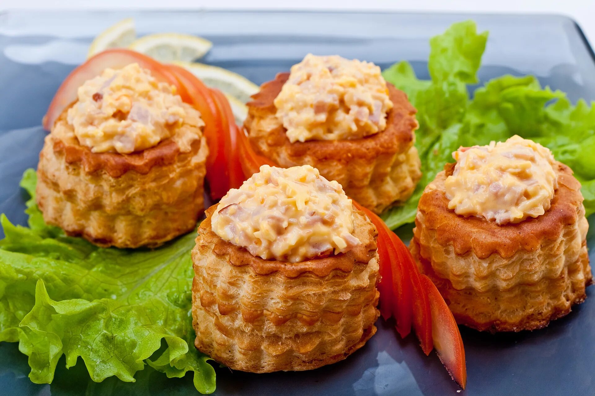 Тарталетки с начинкой крабовые палочки и сыр. Корзиночки с крабами. тарталетки с крабом. крабовый в тарталетках. тарталетки на палочках.