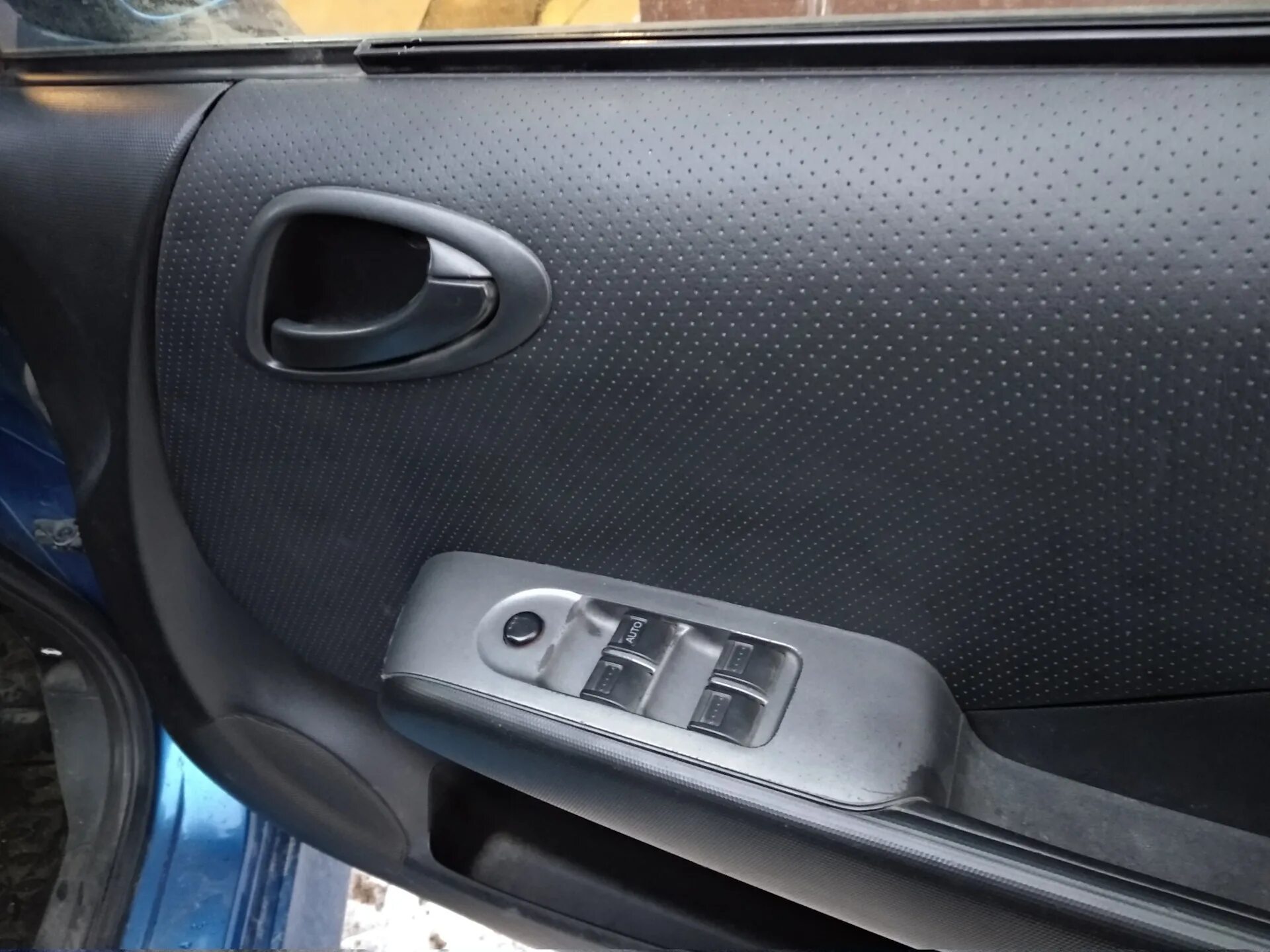 Разборка салона: обшивка двери и боковые стойки - Honda Fit (1G), 1,3 л, 2001 го