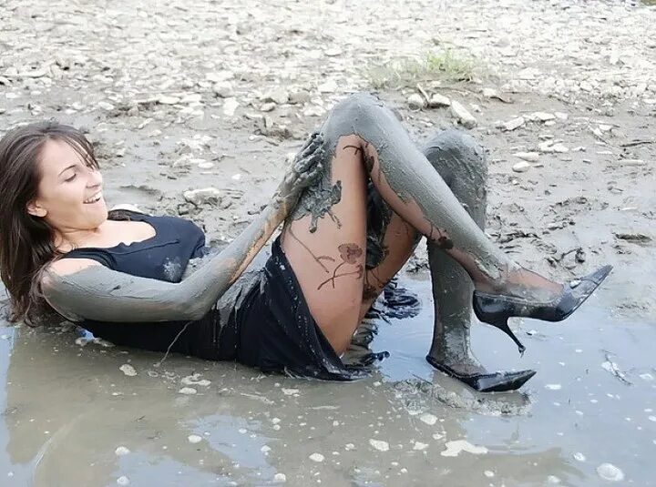 девушка в платье в грязи. девушки в грязных колготках. девушки в грязных колготках. грязные сапоги. девушки в грязных колготках.