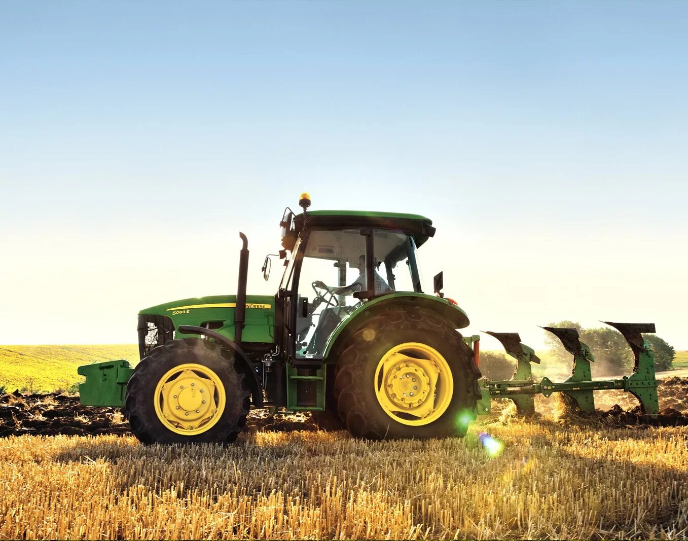 Тракторист в поле. Комбайн вспахивает землю. Трактор в поле весной. Тракторист. Трактор massey ferguson mf8690.