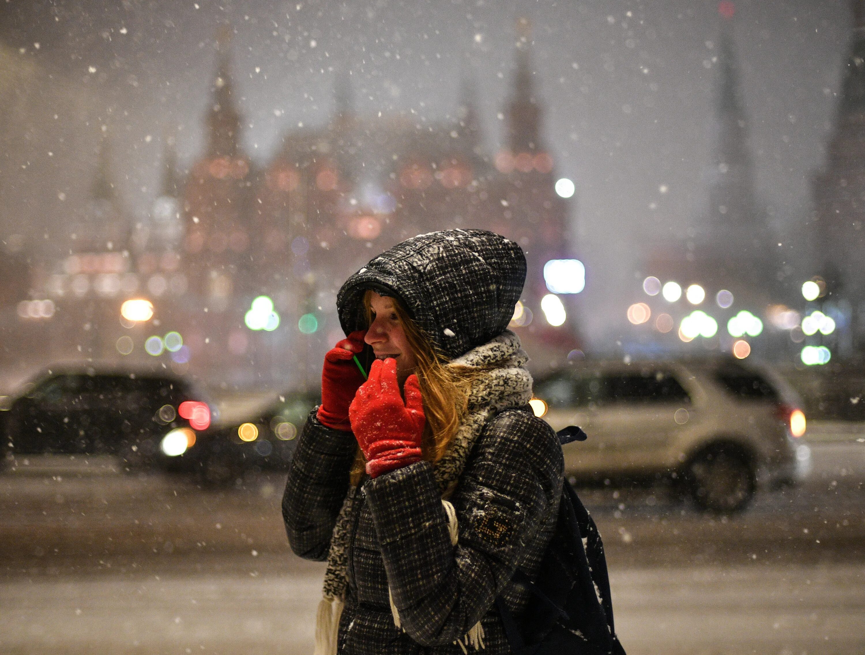 Человек в снегопад. Безумный снегопад. Холод в Москве. Снегопад и люди картинки красивые. 2019 году ожидается