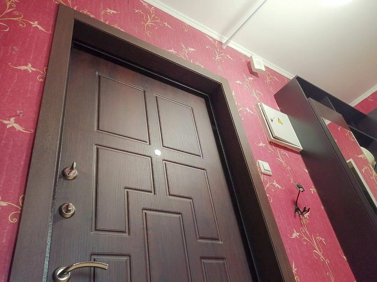 добор дверной входной 400мм. откосы входной двери. откосы входной двери. отделка откосов входной двери. доборная доска для входной двери.