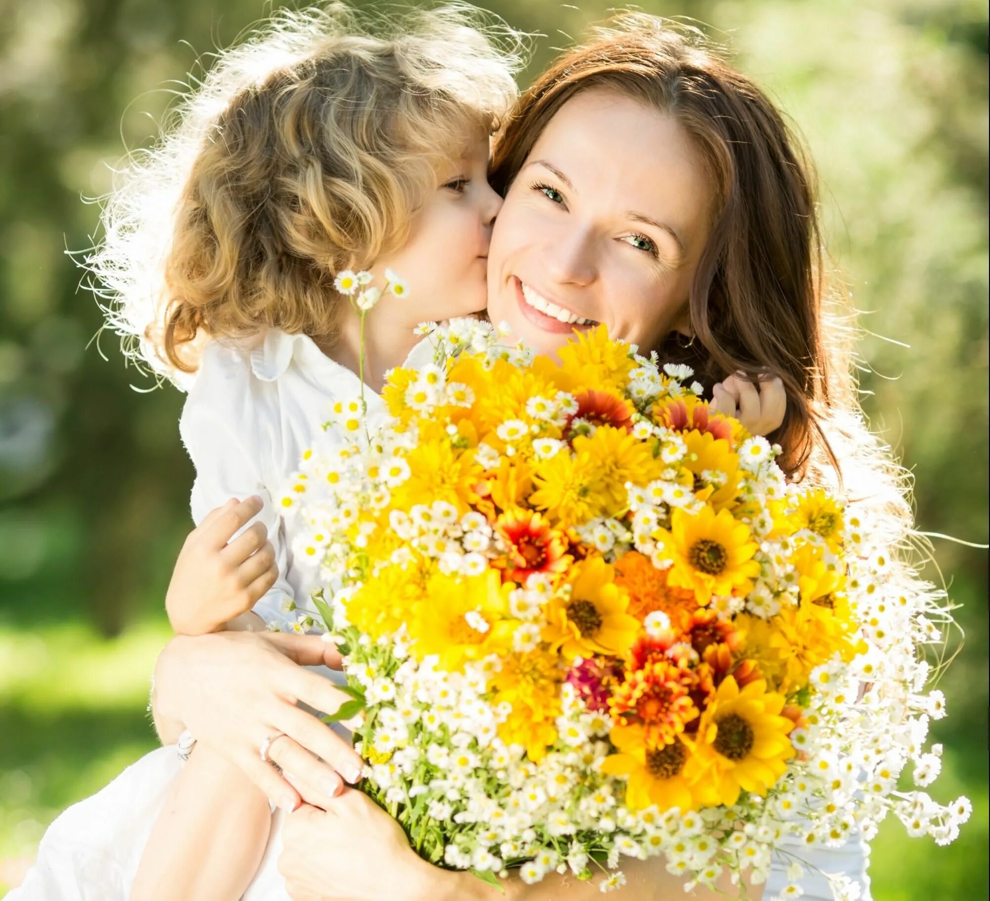 День матери время. Ребенок дарит цветы маме. День матери. Мама с цветами и детьми. Букет для мамы.
