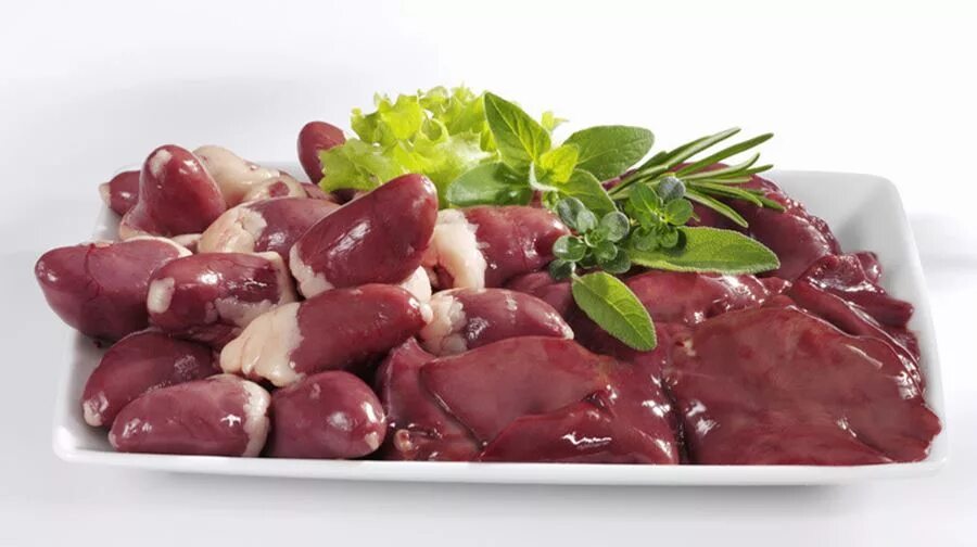 Куриная печень фото. Куриные субпродукты. Субпродукты печень куриная. Охлажденные субпродукты. Печень куриная на белом фоне.