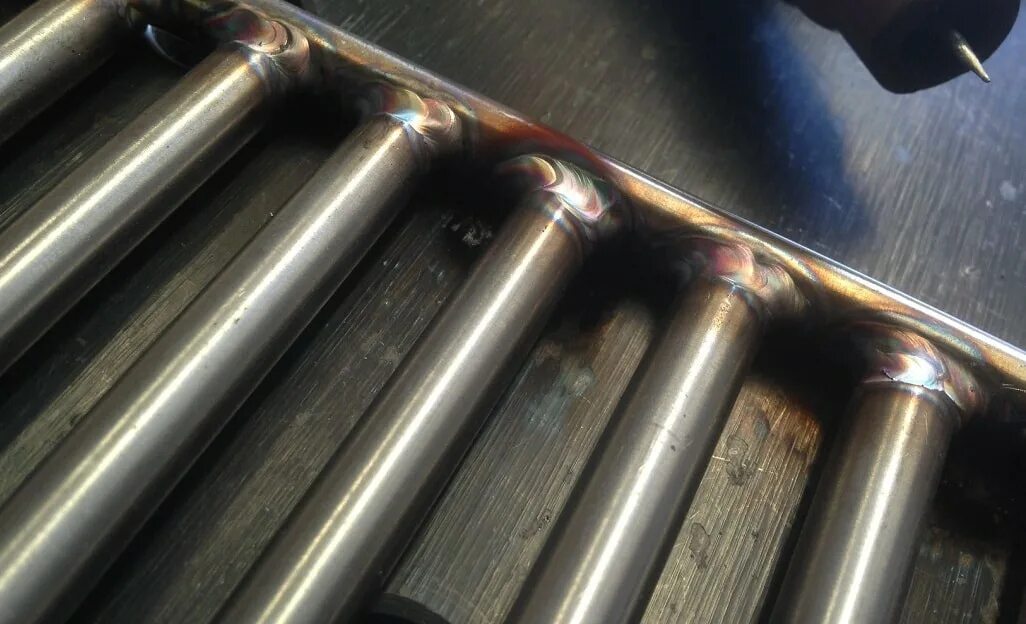 Сварка трубы нержавейки электродом. Сварка алюминия нержавейки электродом. Аргон тиг сварка. Сварка нержавейки лист 1мм электродом. Электроды для сварки нержавейки с черным металлом.